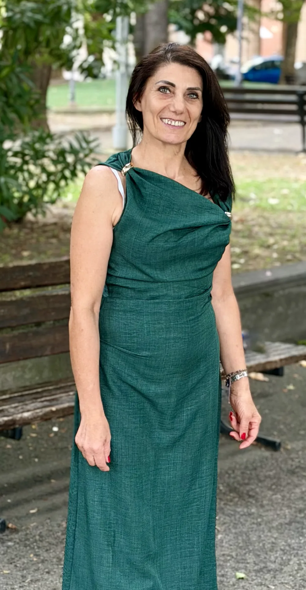 Annarita Camassa sorridente in un parco, con un abito verde